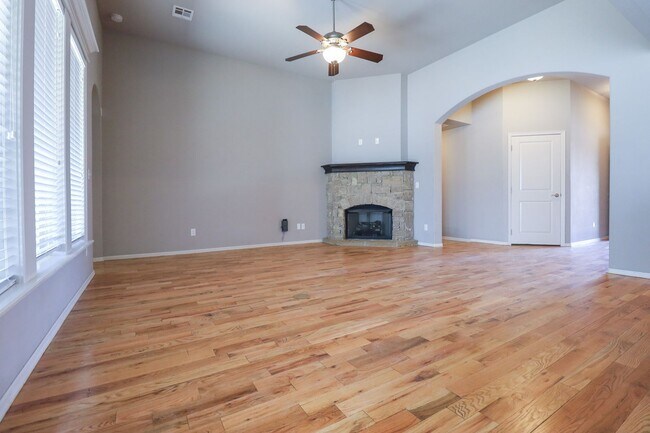Building Photo - Spacious 3 Bedroom / 2 Bathroom with Modern Upgrade
