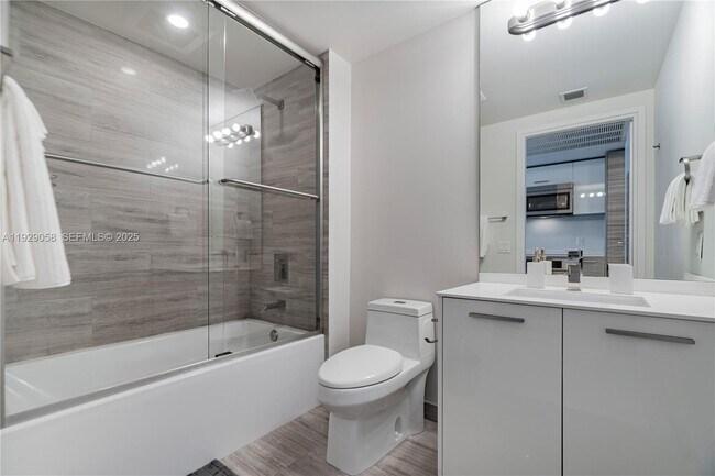 Building Photo - 1300 Brickell Bay Dr