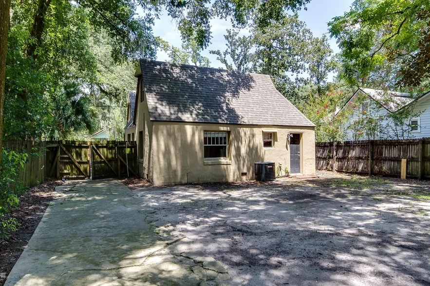 Building Photo - 3884 Valencia Rd