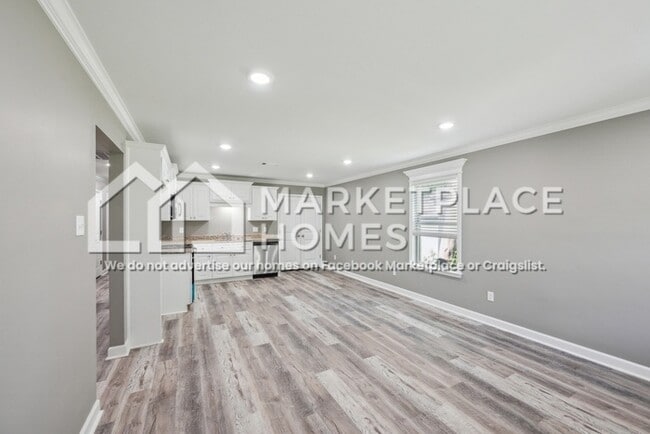 Building Photo - 1402 W 11th St