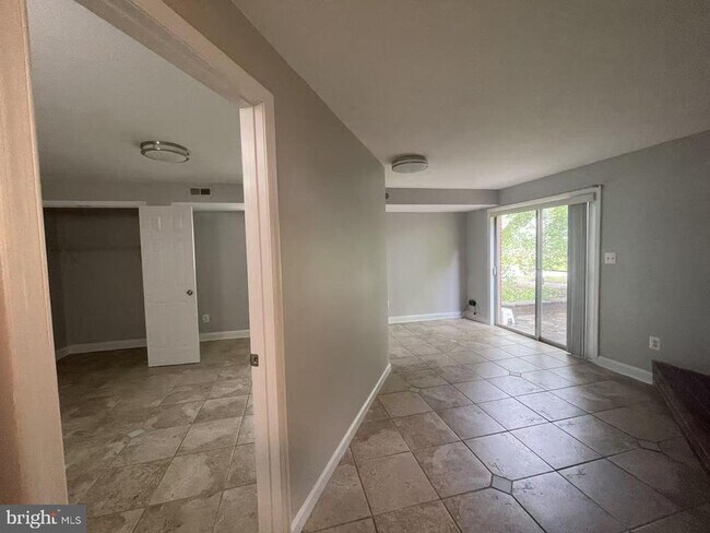 Building Photo - 7325 Radcliffe Dr