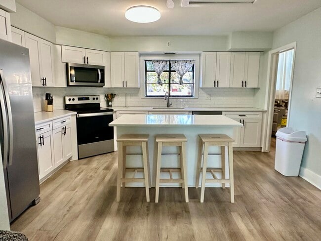 Building Photo - 1504 E 33rd Ave