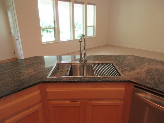 Building Photo - Beautiful Three Bedroom in Silverton