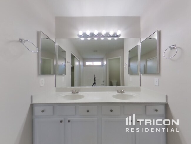 Building Photo - 13261 W Paradise Ln