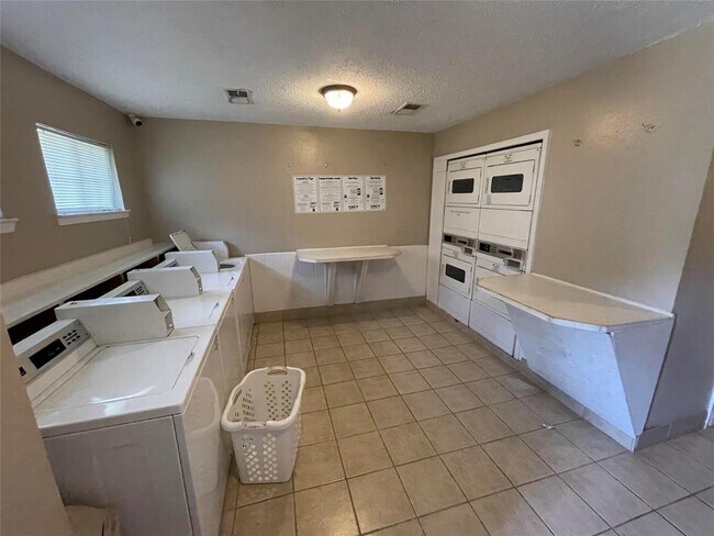 Building Photo - 2700 Sunny Ln