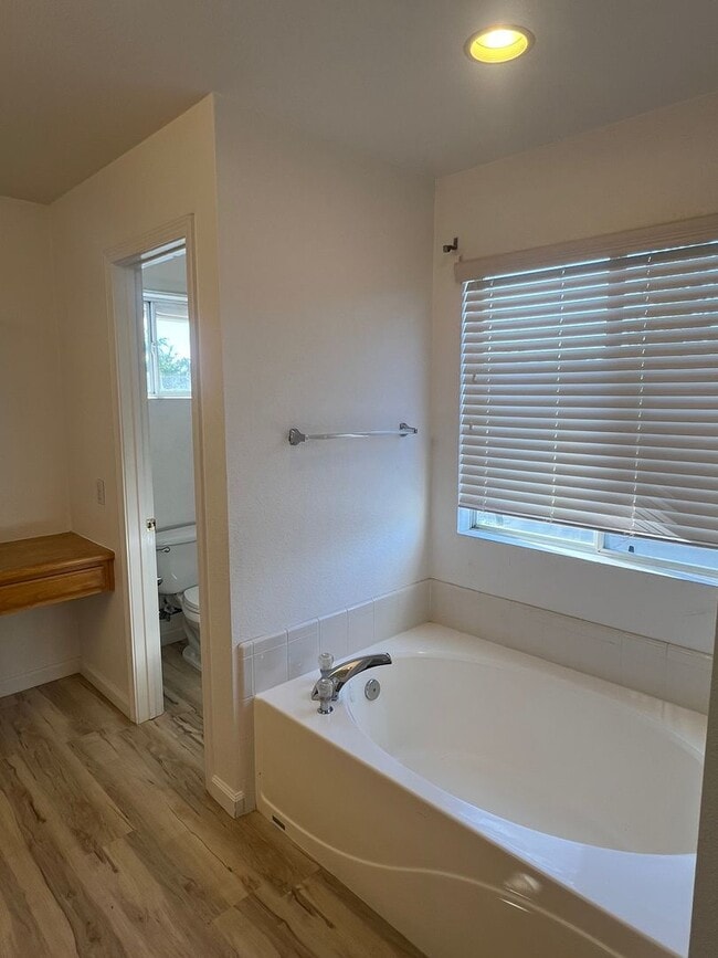 Building Photo - GORGEOUS 3 BEDROOM IN E. ROSEVILLE GATED COMMUNITY!!