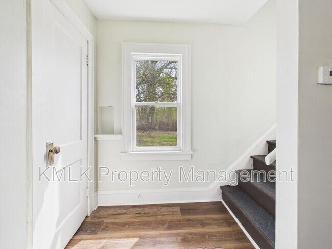 Building Photo - 575 Fernwood Dr