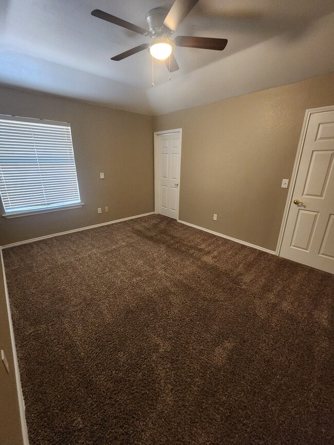 Building Photo - 3 bed 2 bath 1 car garage