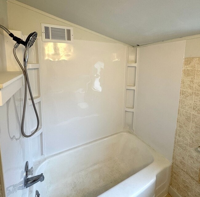 Building Photo - 511 10th Ave SE