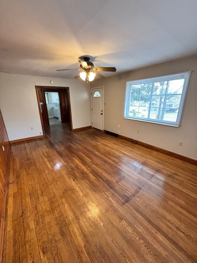 Building Photo - Quiet Country Feel — Minutes From Downtown Knoxville 2bd/1bth