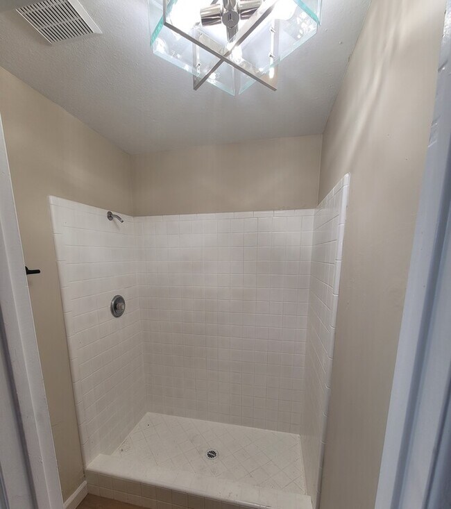 Building Photo - Remodeled 2/2 patio home for rent in sought-after central Phoenix area.