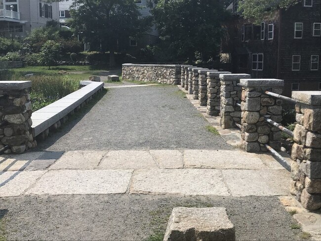 Building Photo - 25 1/2 King St