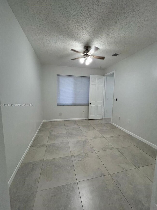 Building Photo - 4295 NE 10th Ct