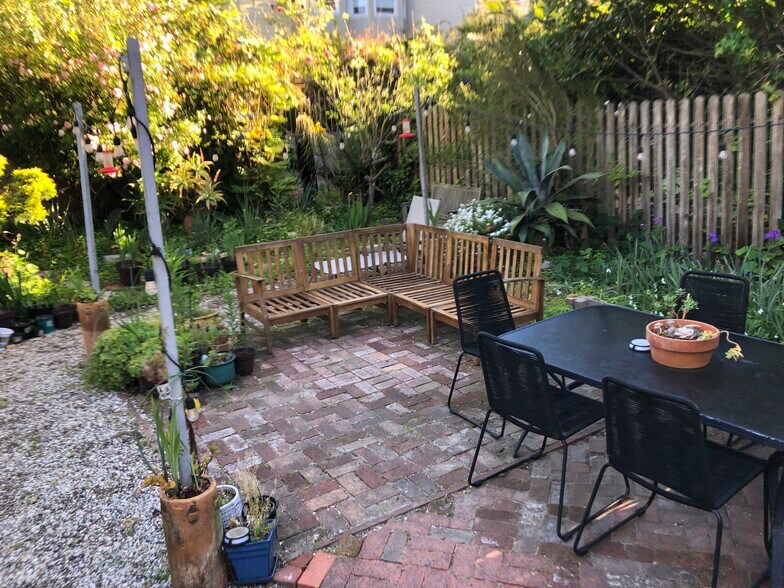 Building Photo - 1944 Fell St