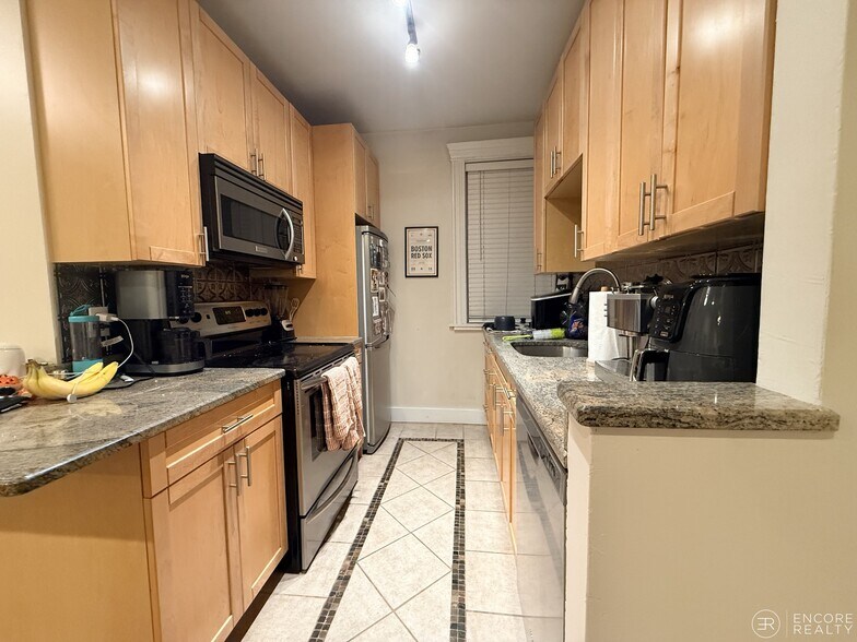 Building Photo - 61 Park Dr