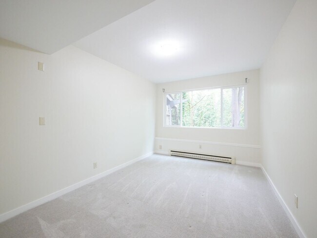 Building Photo - 3 Bed and 3 Bath Plus Office Private Singl...