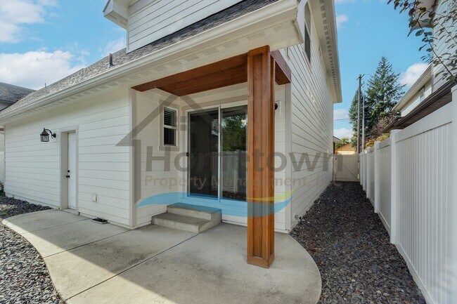 Building Photo - 3 Bedroom 3 Bathroom Home with Attached 2 Car Garage Available in Coeur d'Alene!