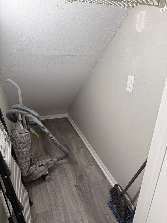 Building Photo - 7575 Cambridge St