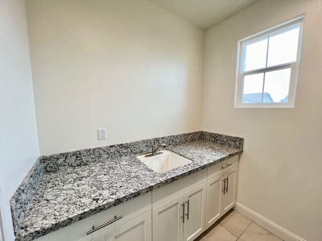 Building Photo - Beautiful 4 Bedroom Home in Clovis!