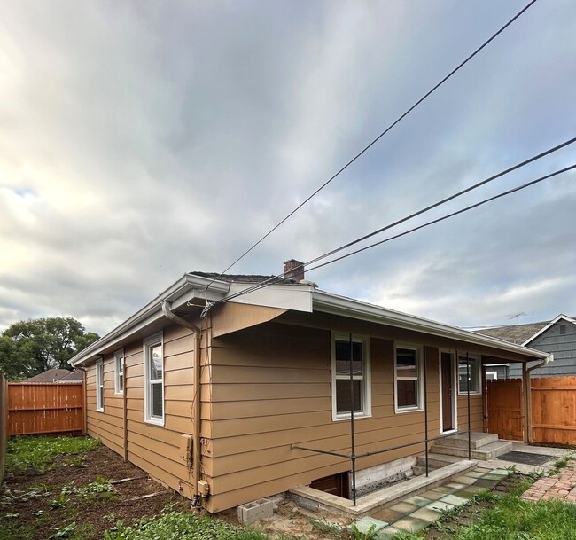 Building Photo - Completely Updated 2 bedroom 1 bath home w...