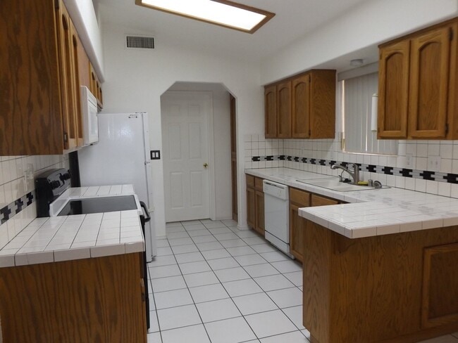 Building Photo - 3 Bedroom - 2 Bath Pool Home