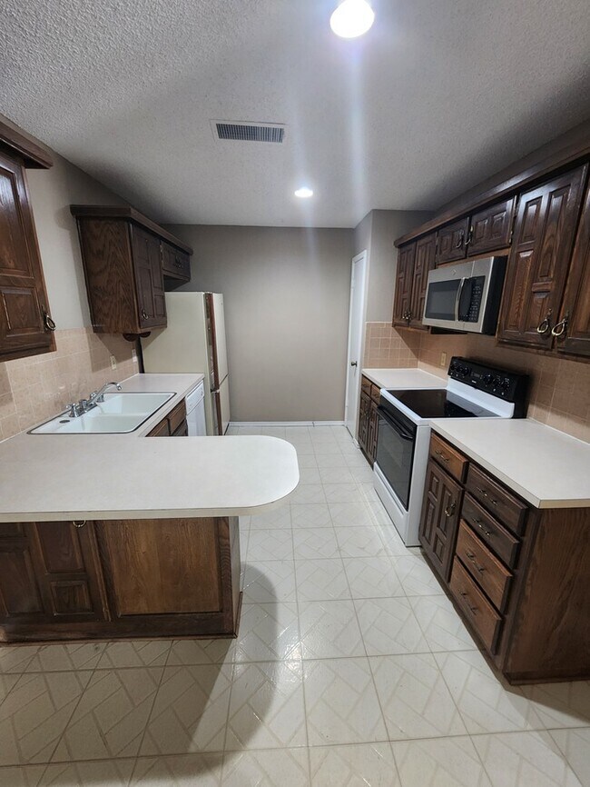 Building Photo - 3 bed 2 bath 2 car garage!