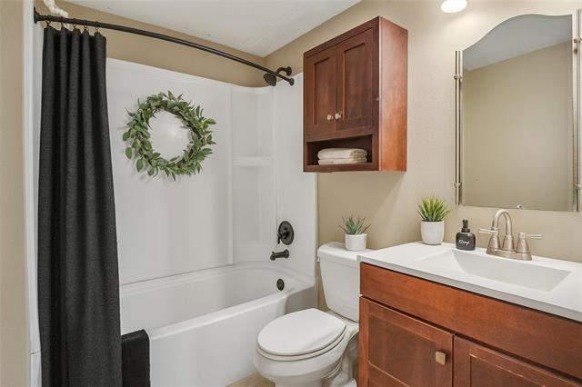 Building Photo - 2300 Balsam Dr
