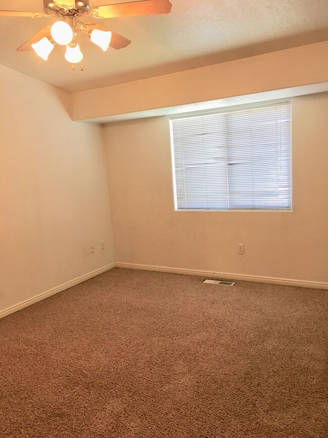 Building Photo - 3-BR Townhome in Hawk Hollow