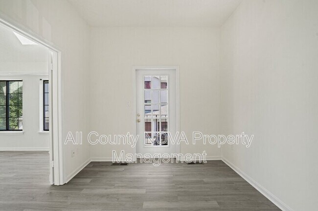 Building Photo - 1611 Carriage House Terrace