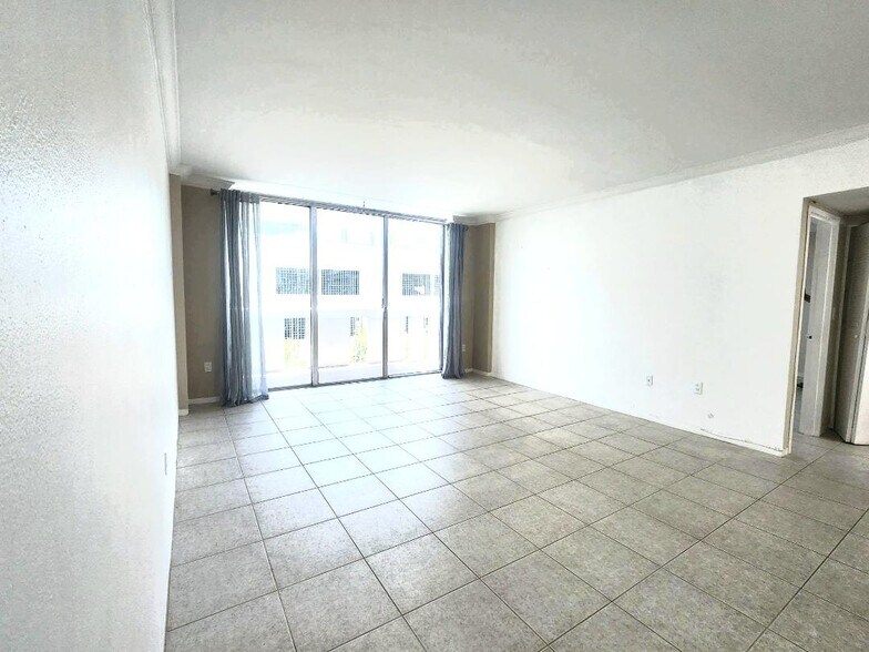 Large livingroom - 800 West Ave