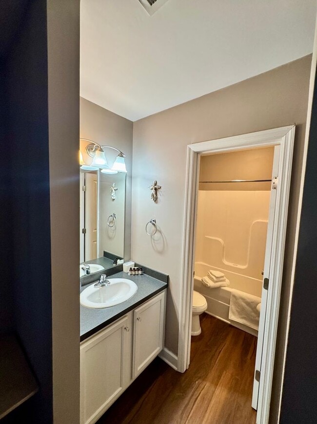 Building Photo - 226 Edgewater Ln