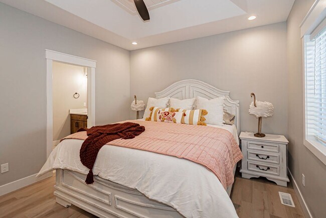 Building Photo - Fully Furnished Townhome – Utilities & WiF...