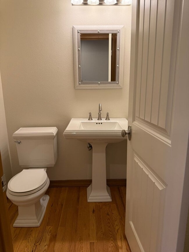 Building Photo - 4bd/2.5ba Renton House