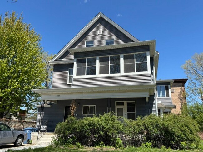 Building Photo - 427 6th St SE