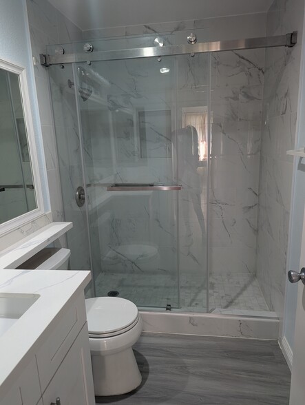 Walk in Shower - 8308 Regents Rd