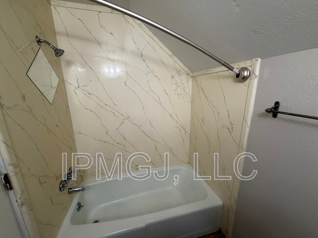 Building Photo - 2917 Formay Ave