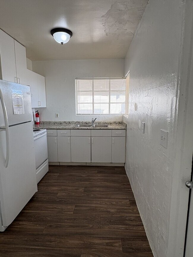 Building Photo - 449 N Drew St E