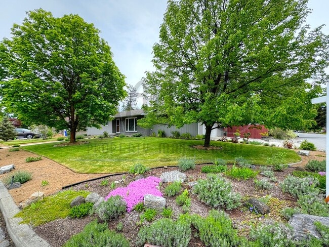 Building Photo - Entertainers Dream Home