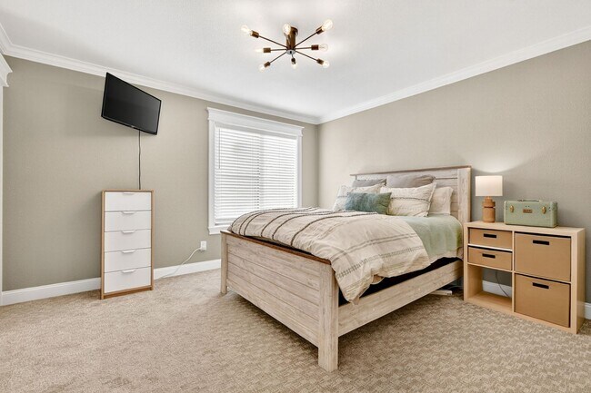 Building Photo - Two Bedroom Townhome W/ Garage!