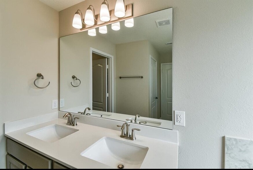 Building Photo - 10215 Alder Ridge Dr