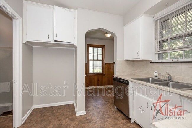Building Photo - 3575 Grosvenor Rd