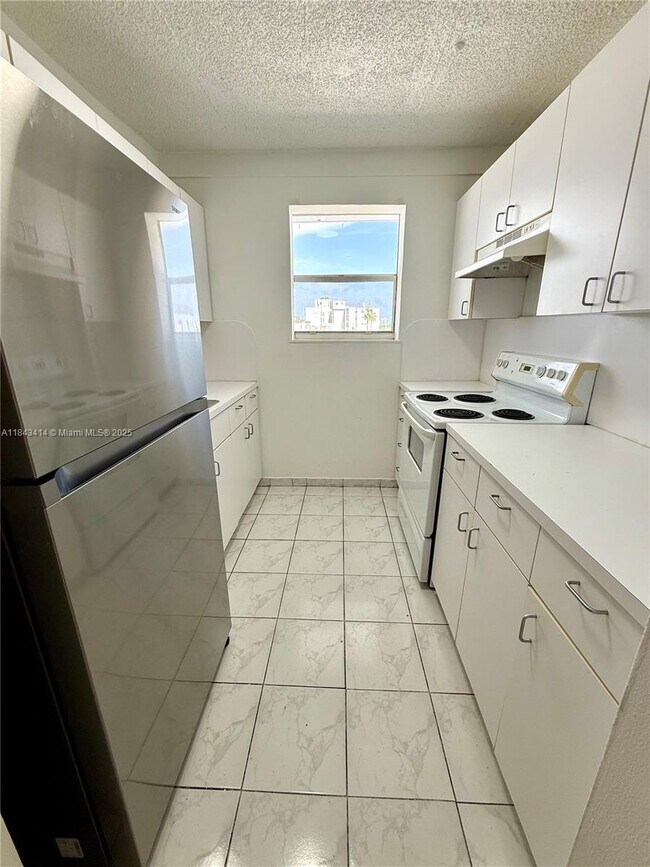 Building Photo - 2000 Biarritz Dr
