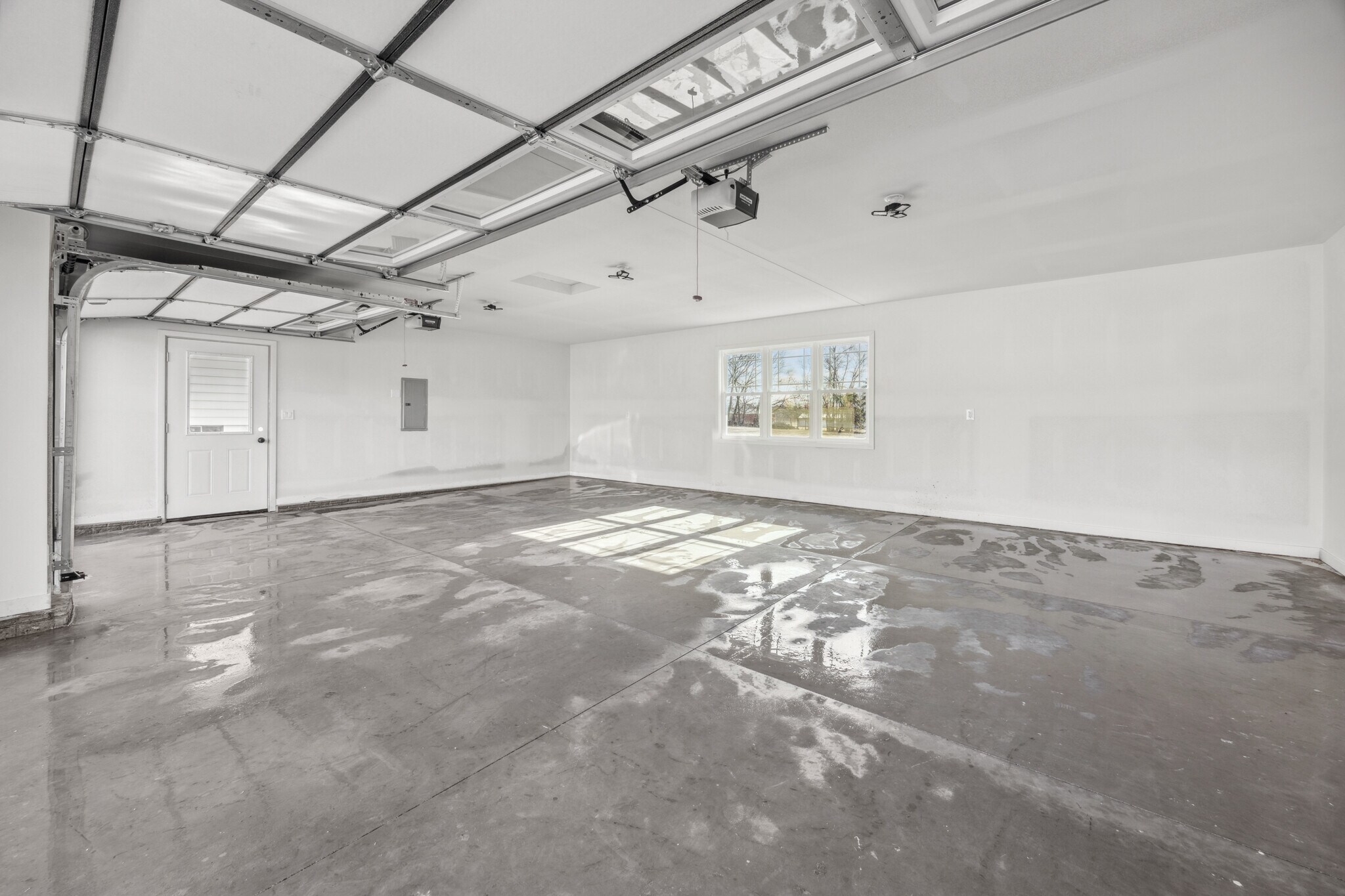 Building Photo - 104 E Madison Dr