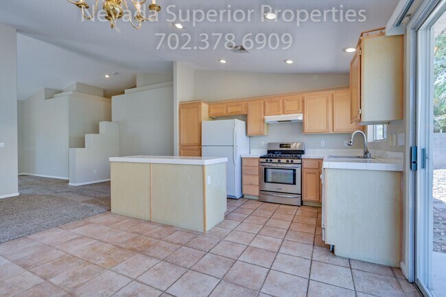 Building Photo - SE Single Story 3 Bedroom Home!!! Low Main...