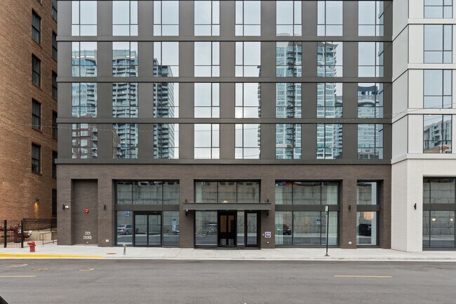 Building Photo - 633 S LaSalle St
