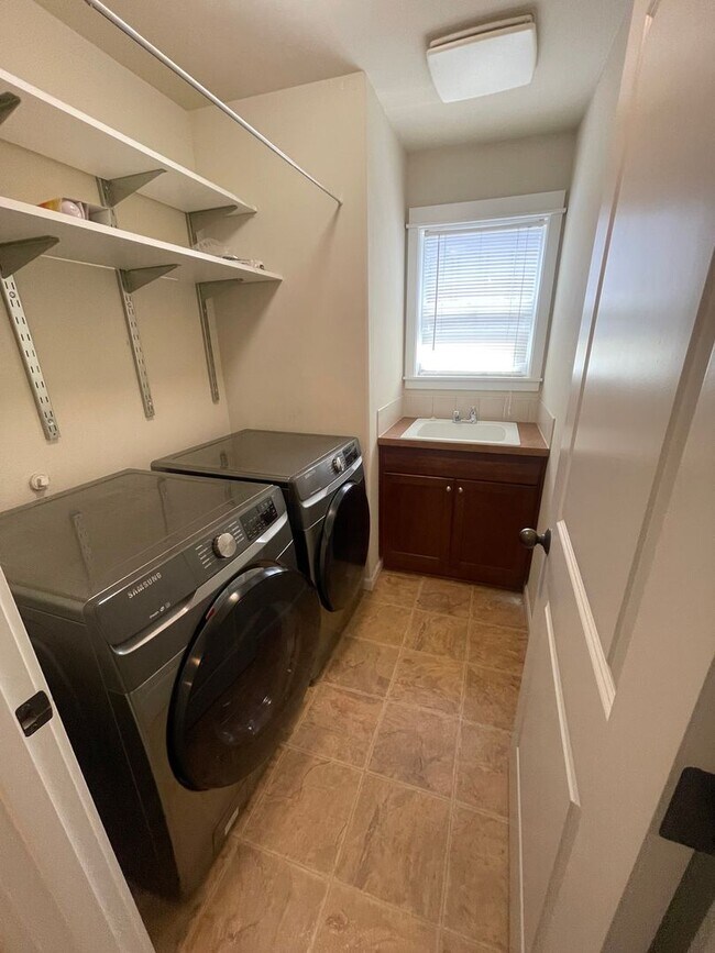 Building Photo - Gorgeous Pet Friendly Three Bedroom Home I...