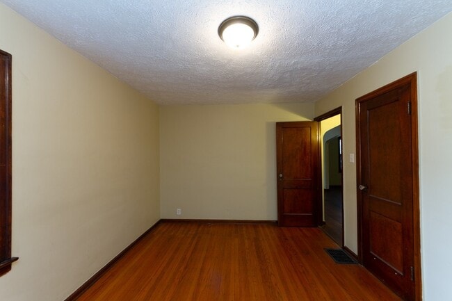 Building Photo - 1 bed 1 bath. Located in desirable Christi...