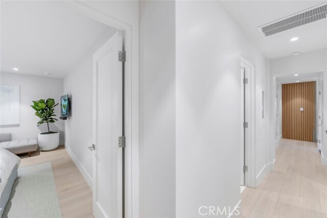 Building Photo - 3130 Breakers Dr