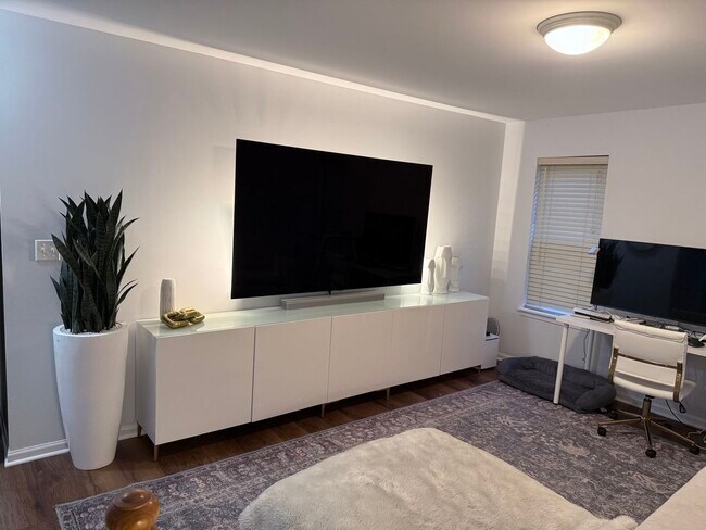 Building Photo - 2727 Borkshire Ln