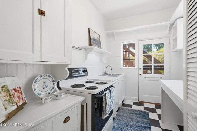 Building Photo - 3319 Pine St